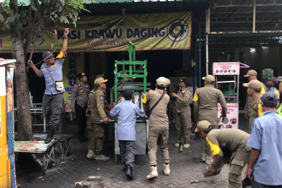 Ganggu Akses Jalan, PKL di Lingkungan Perumahan CSE Mojokerto Ditertibkan