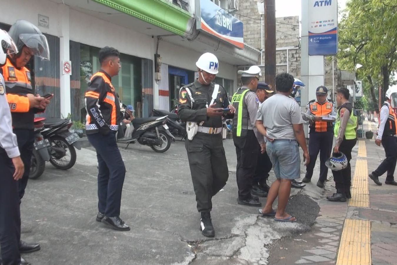 Parkir Liar Menjamur di Pusat Kota Mojokerto, Dishub Lakukan Penertiban Persuasif