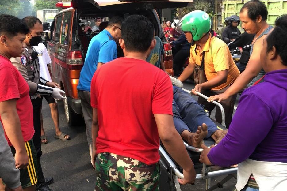Motor Tabrak Elf Mengerem Mendadak karena Pelajar Menyeberang