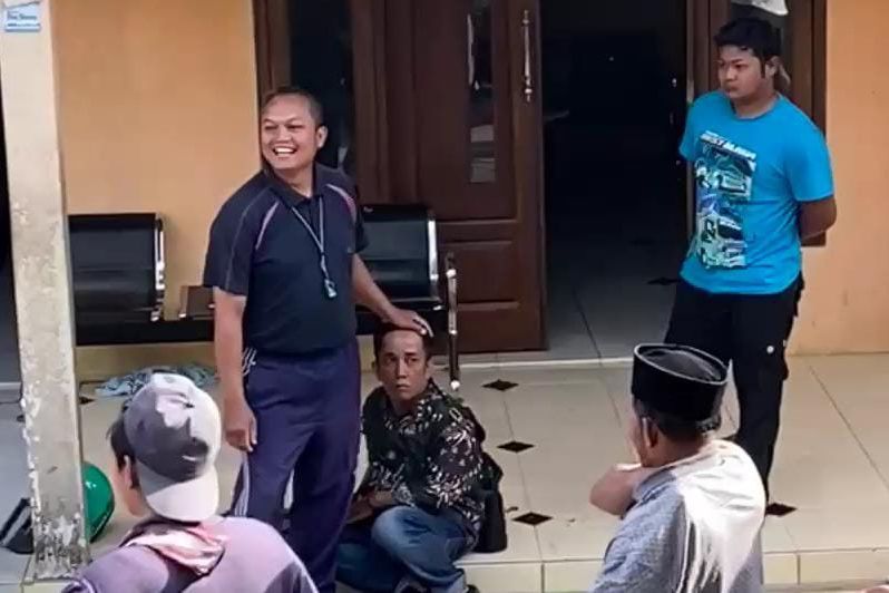 Pagi Hari, Pria Ini Tepergok Curi Kotak Amal Musala