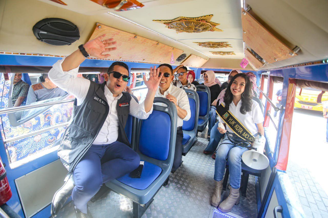 Mas Pj Uji Coba Naiki <em>Shuttle Car</em> Jelajahi Kota Mojokerto