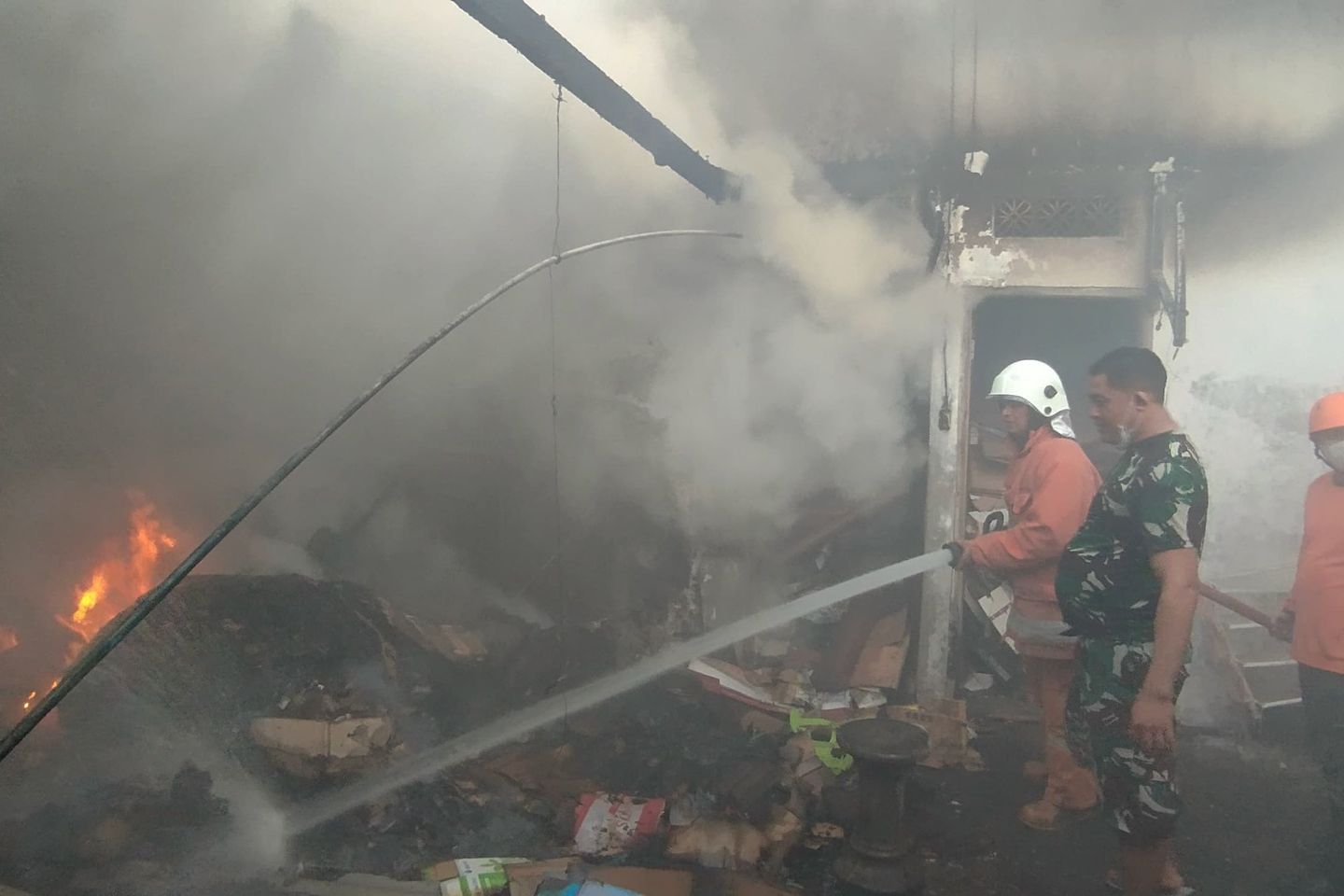 Ruko di Pasar Dlanggu Terbakar, Api Diduga Akibat Pembakaran Sampah