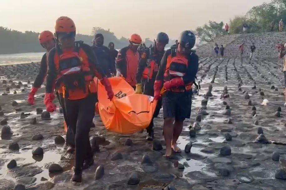 Jasad Pemuda yang Terjun ke Aliran Sungai Brantas Mojokerto Ditemukan