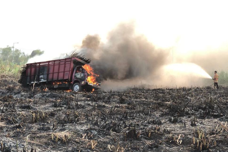 Gegara Rokok, Truk Terbakar di Tengah Kebun Tebu