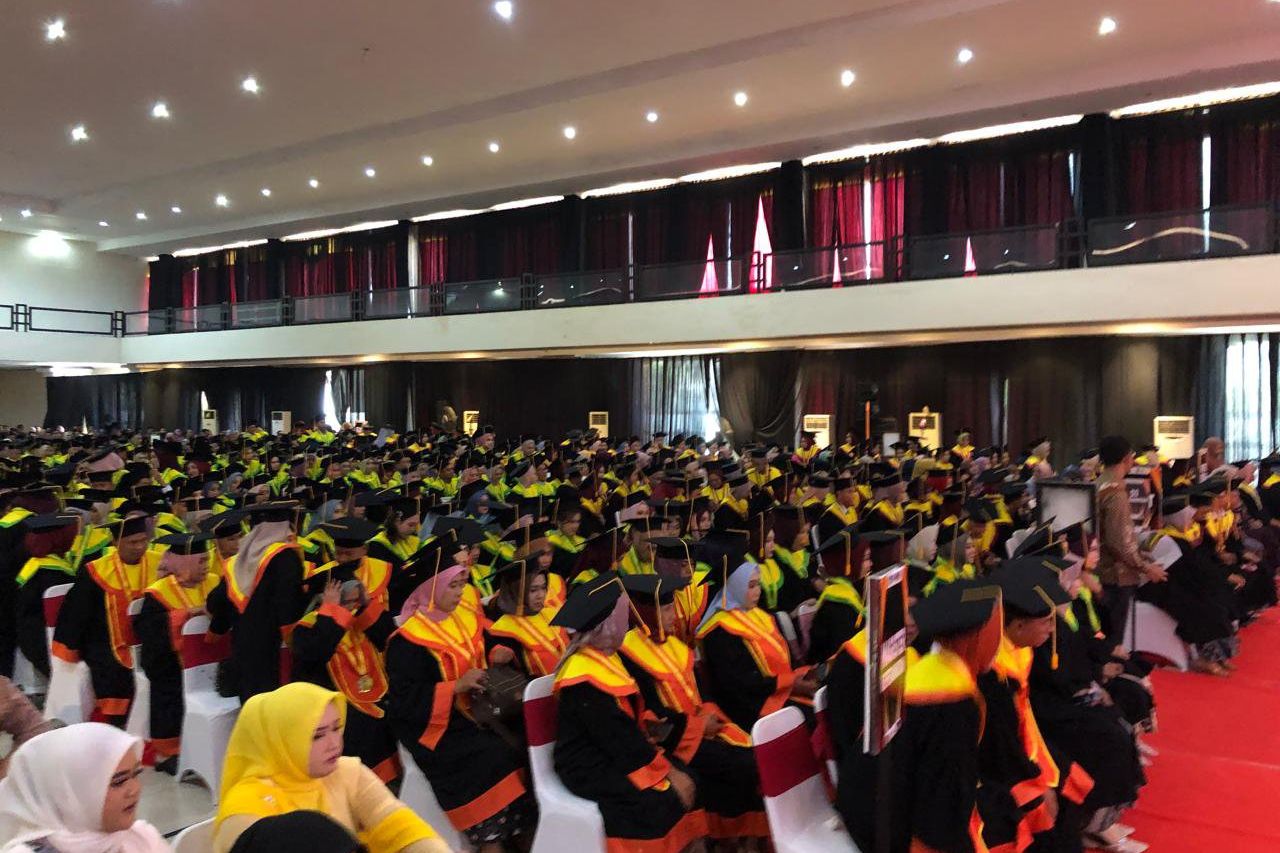 Sebanyak 662 Mahasiwa UBS PPNI Mojokerto Diwisuda