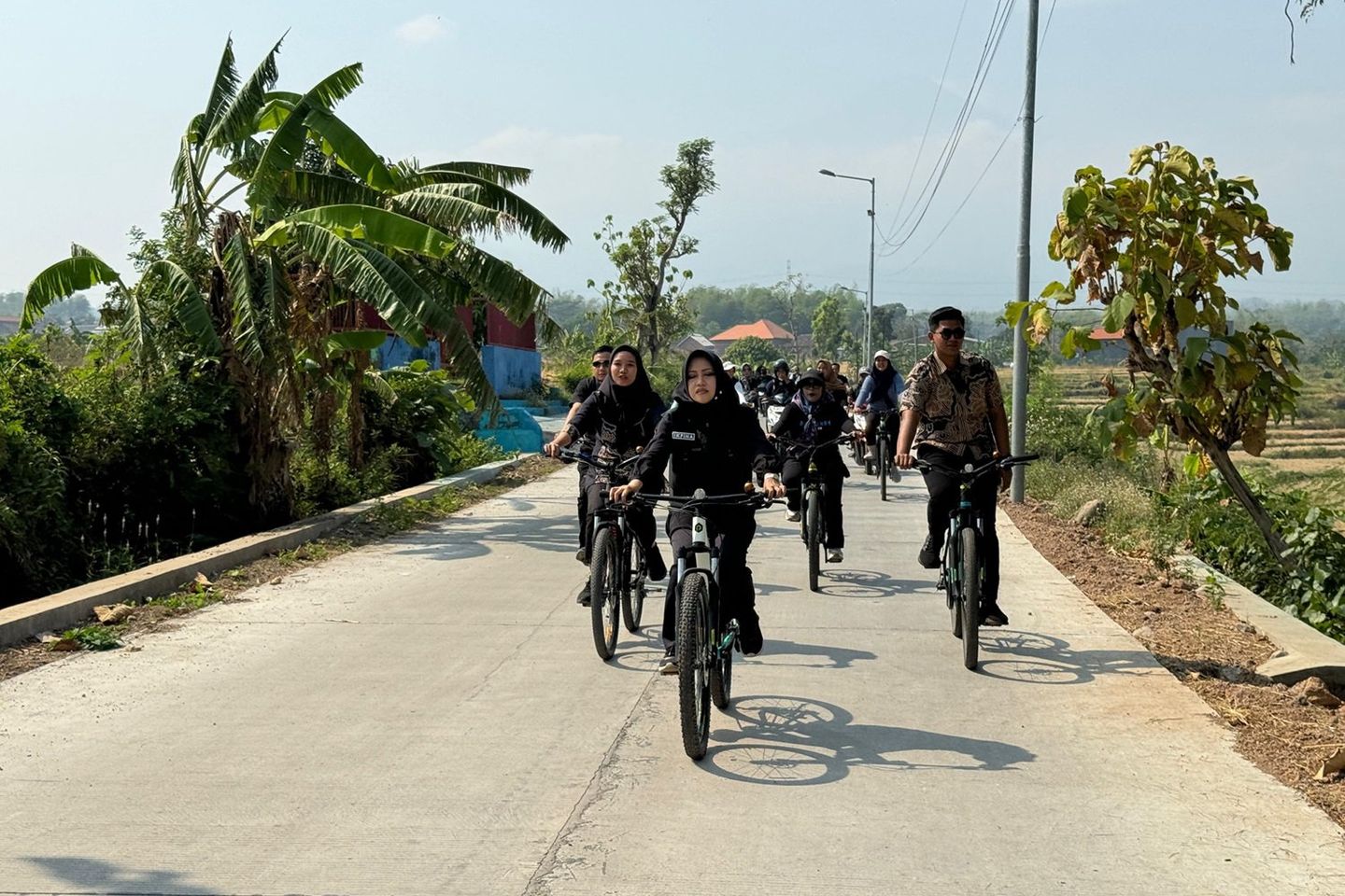 Naik Sepeda, Ikfina-Gus Dullah Janji Tuntaskan Bangun Jalan Desa dan JUT di Mojokerto