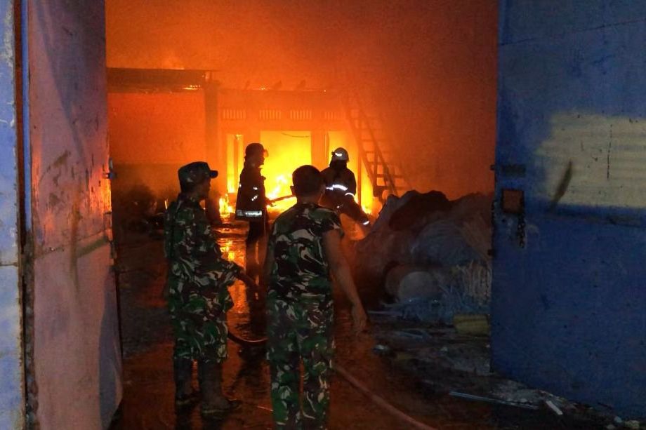 Gudang Penyimpanan Bahan Plastik di Mojokerto Terbakar