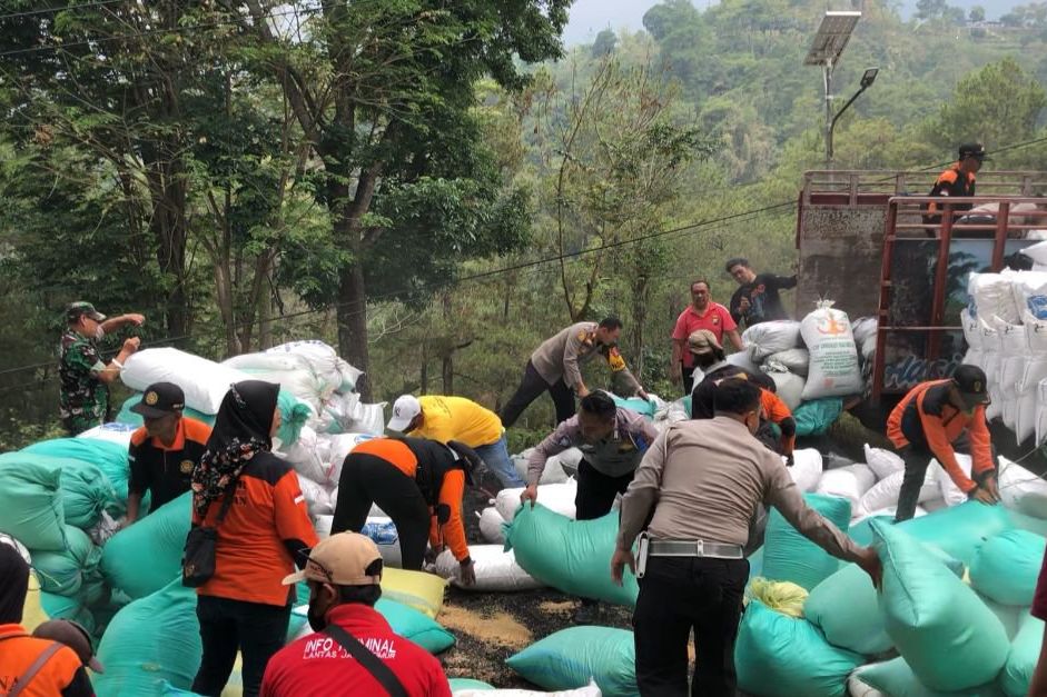 "Benteng Penyelamat" di Jalur Cangar-Pacet Terbakar, Polres Mojokerto Bantu 650 Karung Sekam