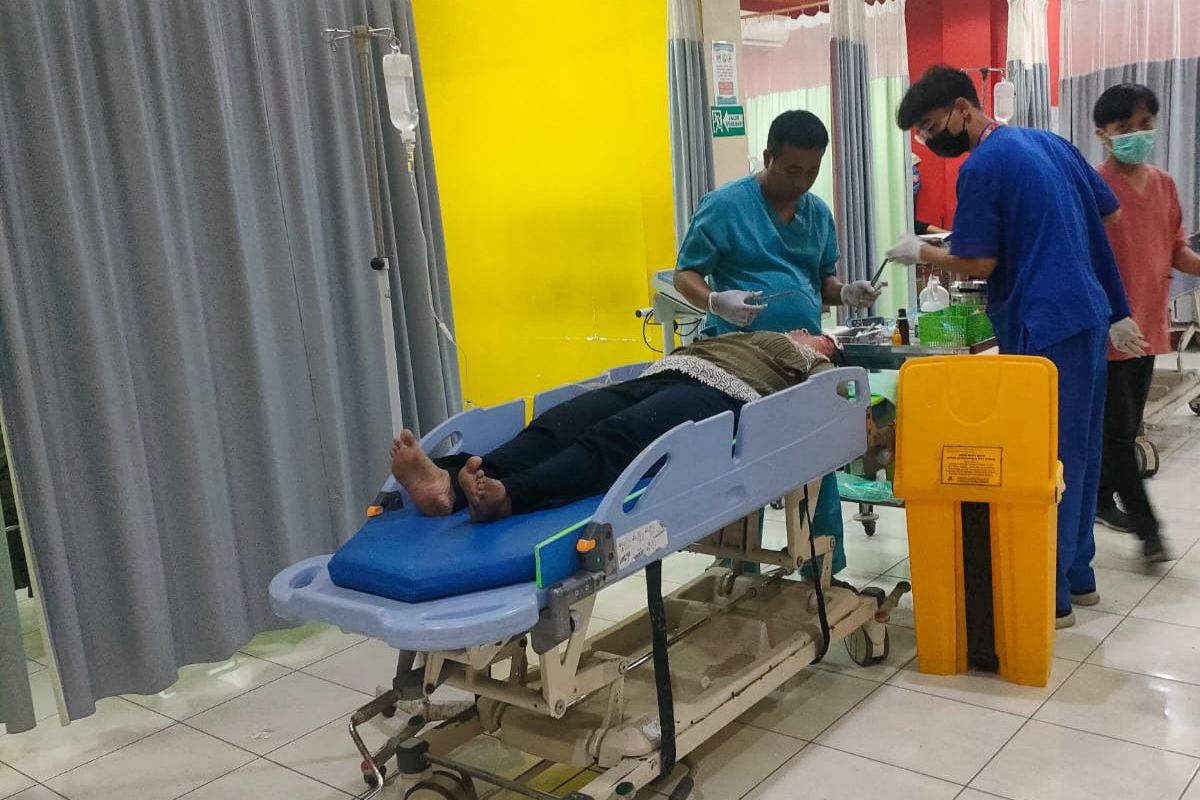 Satu Keluarga di Kota Mojokerto Terluka Tertimpa Pohon Tumbang