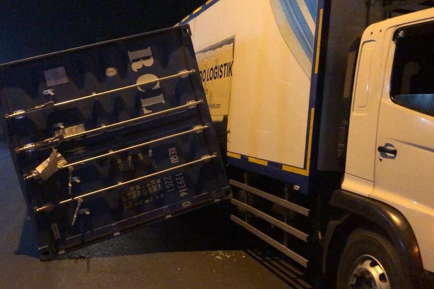 Boks Truk Kontainer Terlepas di Jalan Raya Pungging, Sempat Timpa Kendaraan Lain