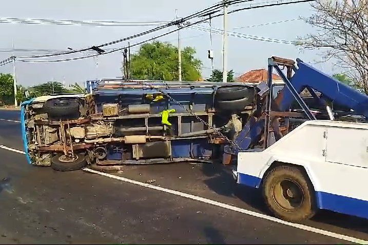 Diduga Mengantuk, Kijang Innova Tabrak Truk Ayam hingga Terguling