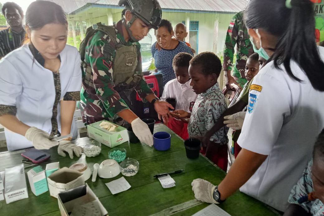 Satgas Yonif 503/Mayangkara Layani Pengobatan Gratis Kaki Gajah di Papua
