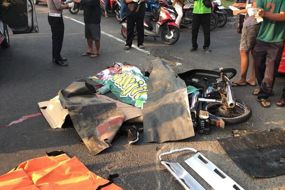 Kakek dan Cucu Tewas Terlindas Truk di Simpang Tiga Taman Mojosari