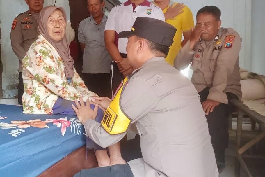 Polsek Pungging Bantu Tempat Tidur dan Kasur Lansia Sebatang Kara