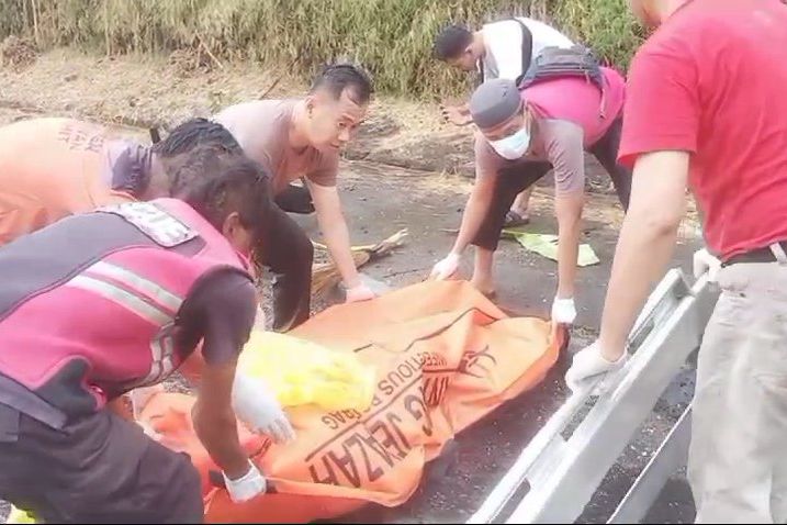 Diduga akibat Hujan Lebat, Pemotor Terpeleset dan Terlindas Truk di Jalan Raya Trowulan