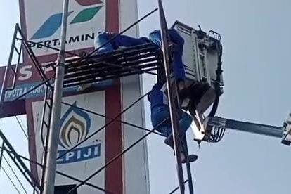 Tersetrum saat Perbaiki Reklame, Pekerja di Ngoro Dievakuasi Pakai Mobil Tangga PJU