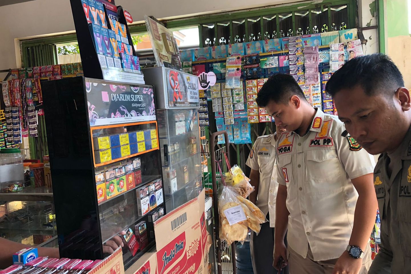 Sidak Rokok Ilegal, Petugas Gabungan Sisir 15 Titik Toko di Kota Mojokerto