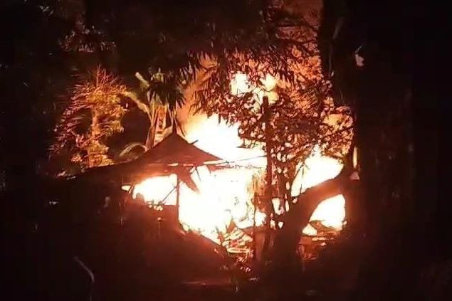 Rumah Semi Permanen di Trowulan Ludes Terbakar, Dua Motor dan Sepeda Hangus