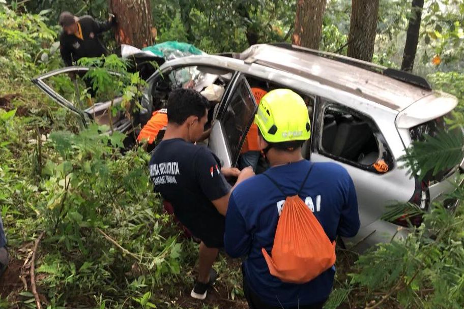 Rem Blong, Avanza Terjun ke Jurang Sedalam 50 Meter di Mojokerto