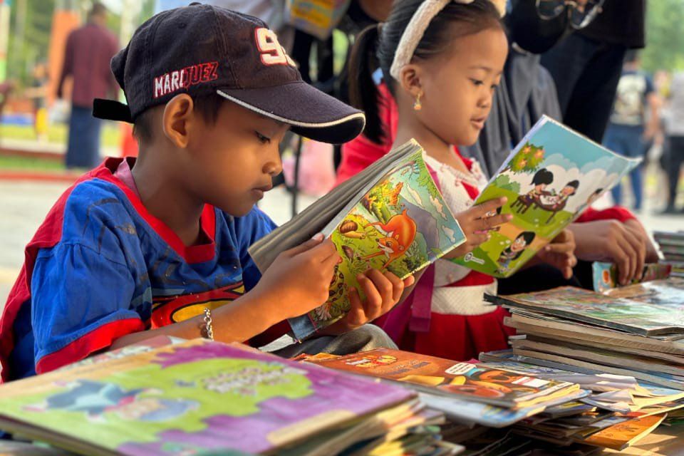 Hari Anak Nasional, HIPMI Kota Mojokerto Berbagi Buku Gratis
