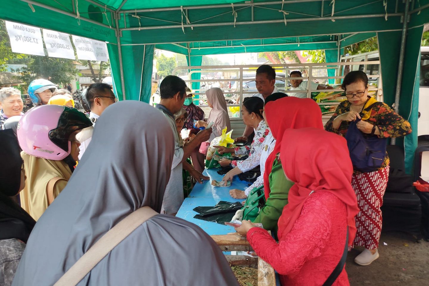 Hanya Sejam, Bahan Pangan Ludes Terjual di Operasi Pasar Murah di Pasar Tanjung Anyar