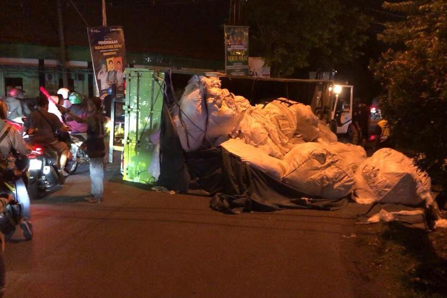 Truk Bermuatan Plastik Terguling di Ngoro, Hampir Timpa Pemotor