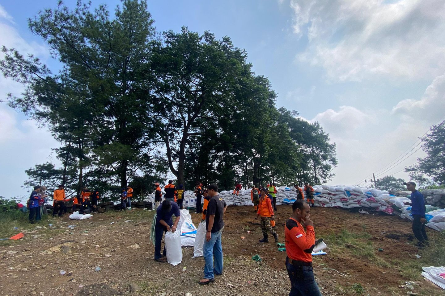 Relawan bersama Bina Marga dan TNI-Polri Perbaiki Rest Area dan Benteng Sekam Tikungan Gote’an Pacet