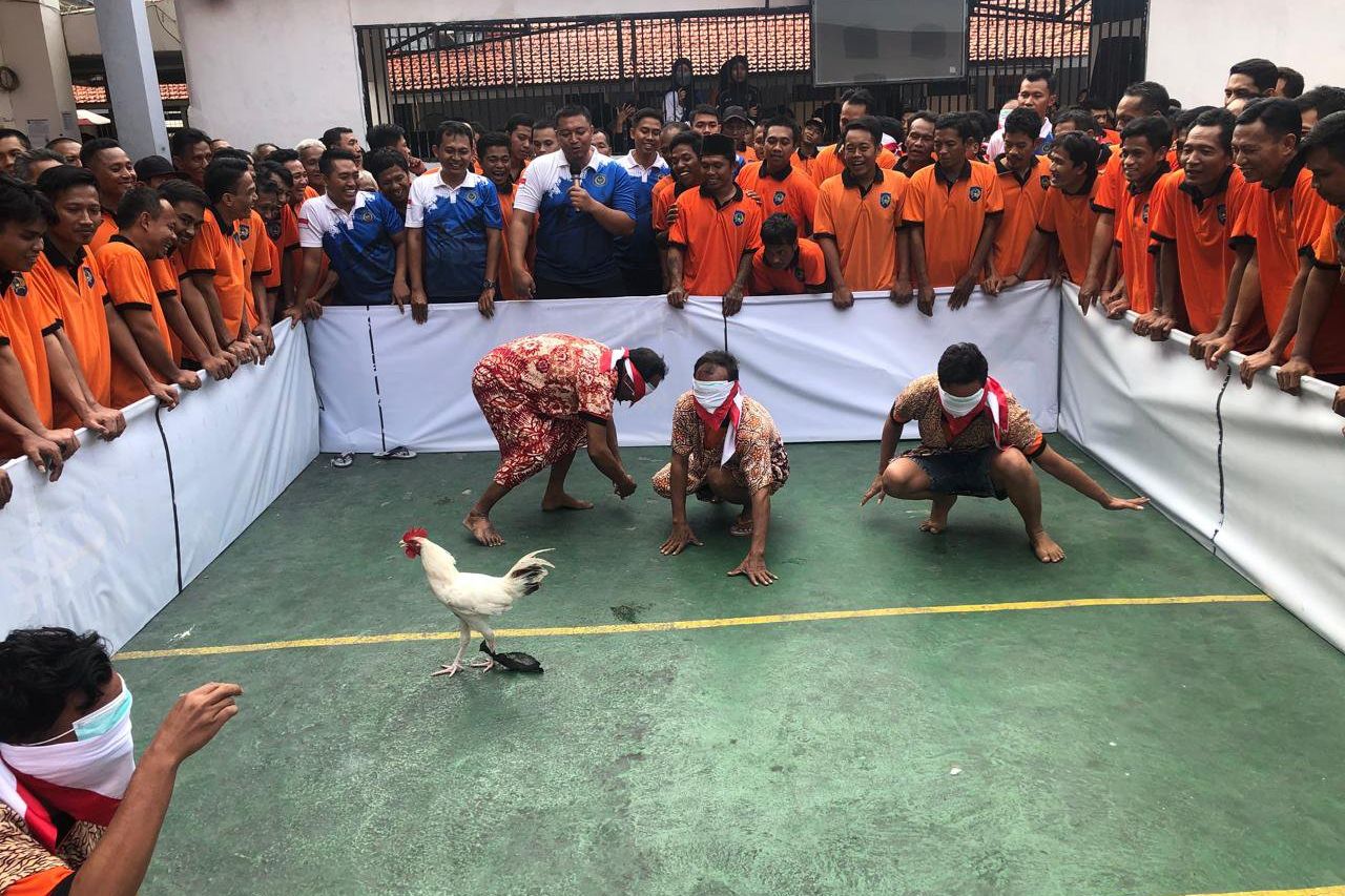 Serunya Lomba Tangkap Ayam Napi Lapas Mojokerto Peringati HUT RI ke-80