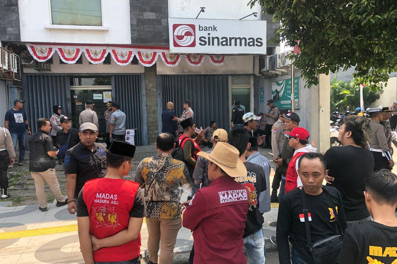 Mobil Diambil karena Menunggak, Massa Datangi Kantor Leasing di Mojokerto