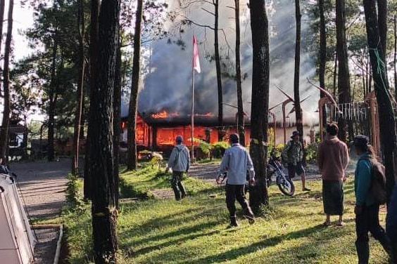 Kafe di Kawasan Hutan Pinus Pacet Mojokerto Ludes Terbakar