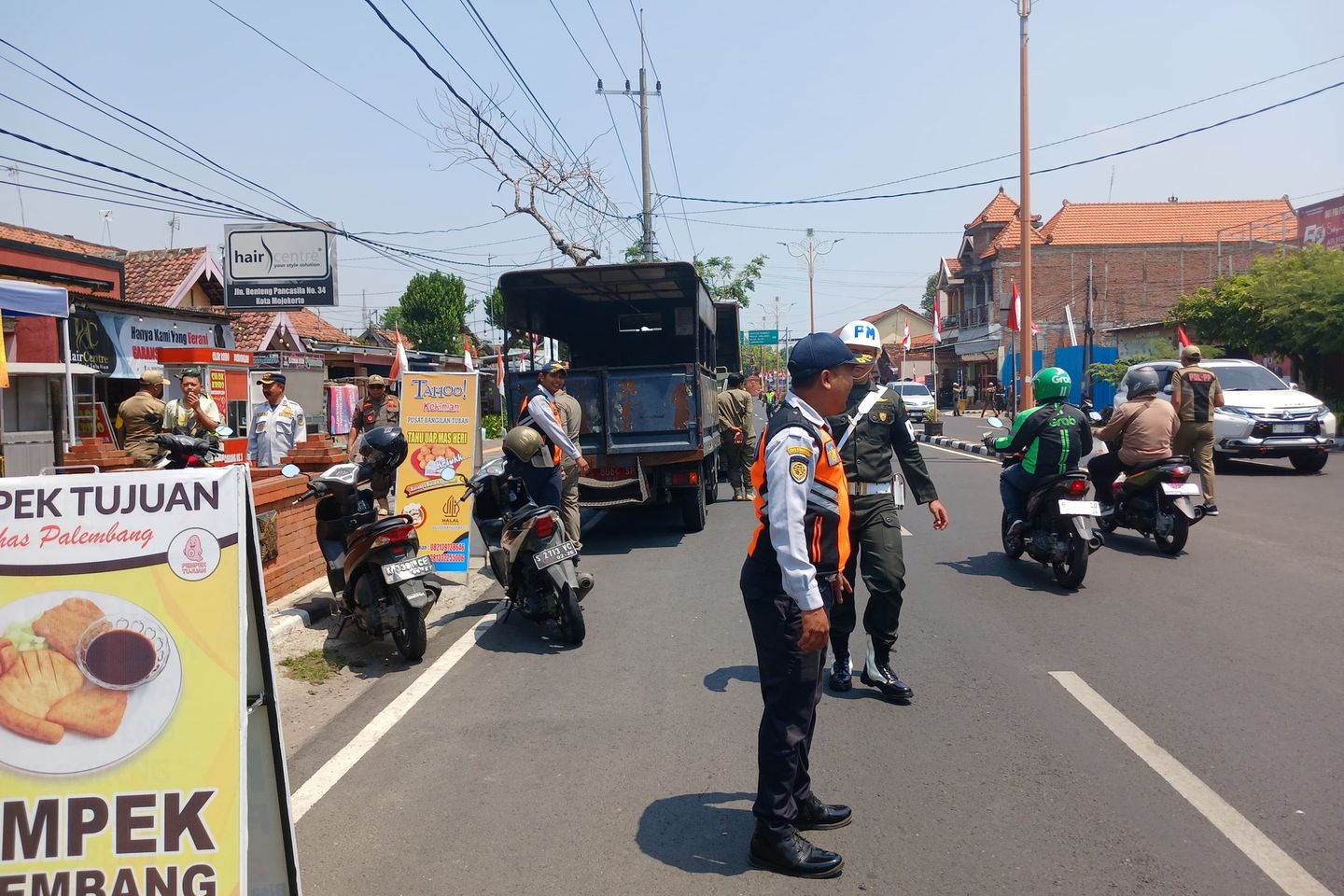 Satpol PP Razia PKL di Kota Mojokerto, Stan Kontainer di Trotoar jadi Sorotan