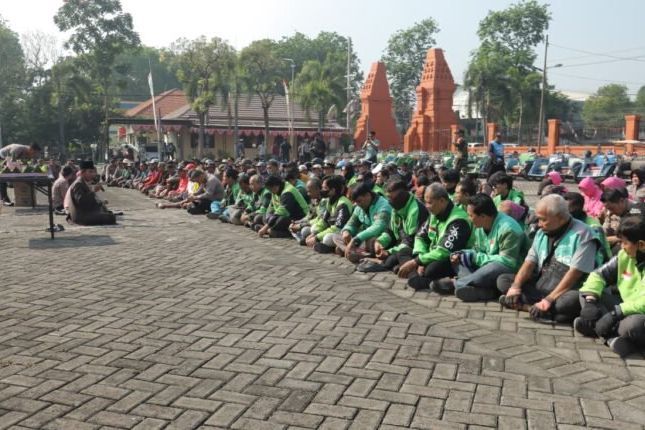 Polres Mojokerto Gelar Doa Bersama dan Beri Santunan ke Ojol hingga Bentor 