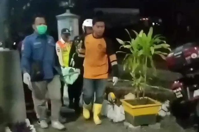 Diduga Pikun, Lansia ini Tertemper Kereta Api di Perlintasan Jalan Pahlawan Kota Mojokerto