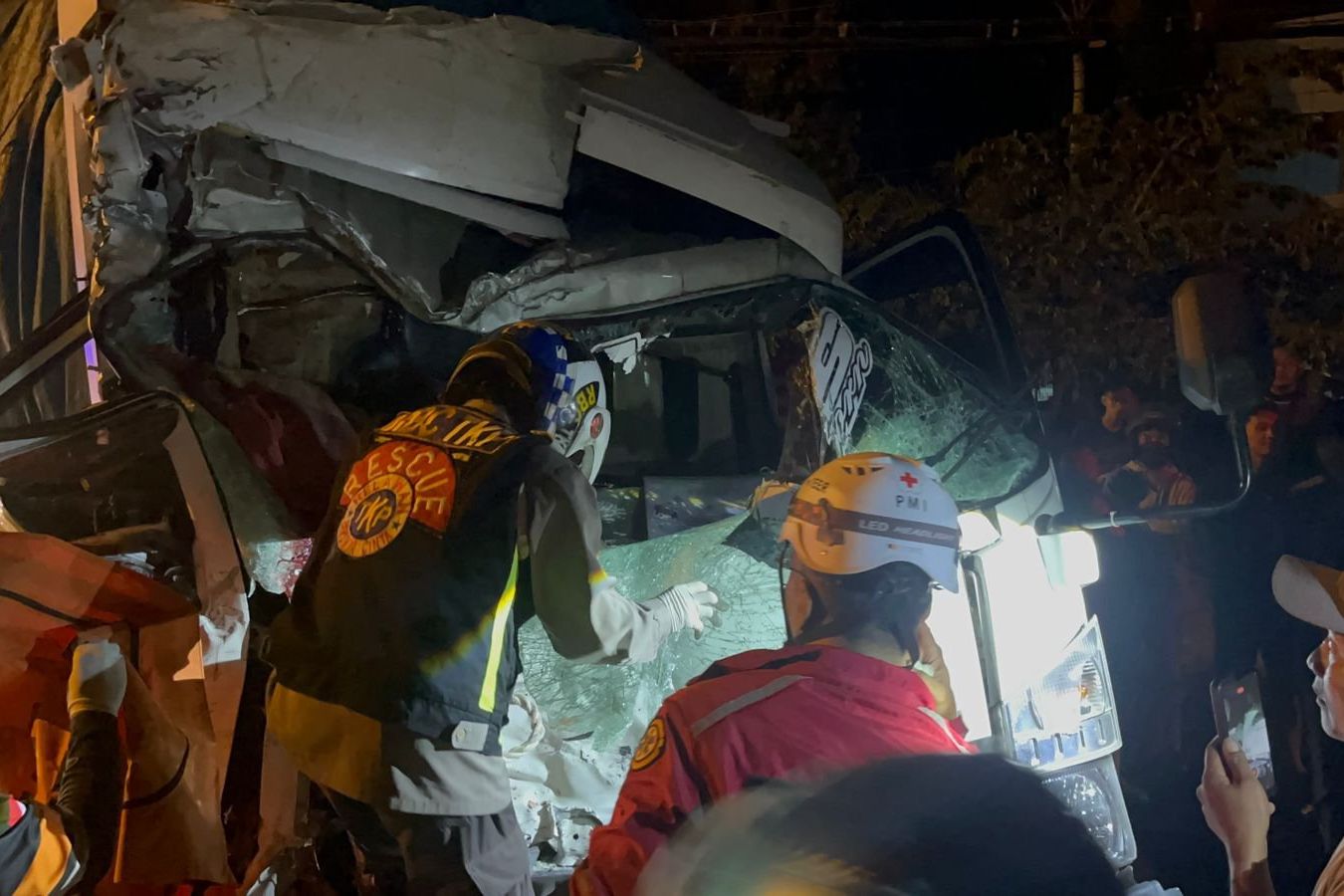 “Adu Banteng” Dua Truk di Jalan Raya Jabon, Sopir Tewas Terjepit Kabin 