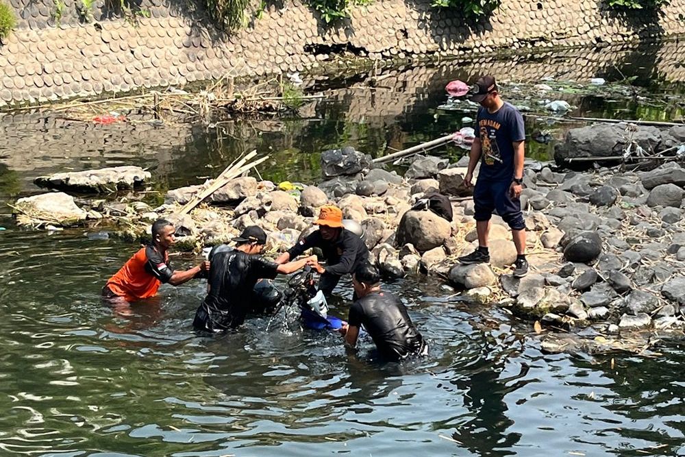 Remaja ini Terjun ke Sungai beserta Motornya, Korban Alami Patah Tulang