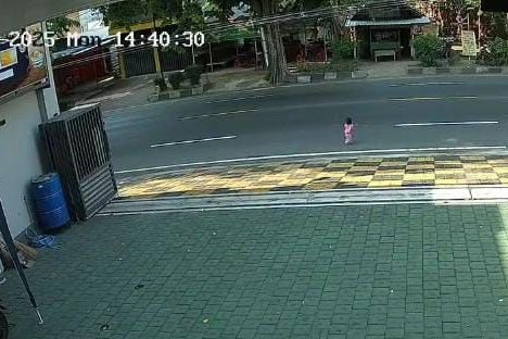 Balita di Mojokerto Nyaris Tertabrak Truk Saat Menyeberang Jalan