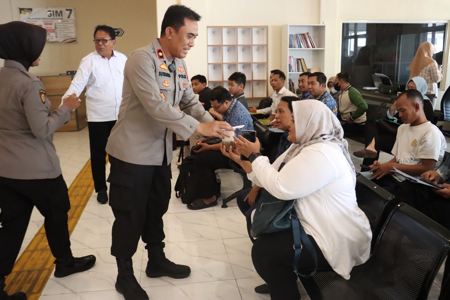  Polres Mojokerto Kota Bagikan Bubur Kacang Hijau ke Pemohon SKCK di MPP
