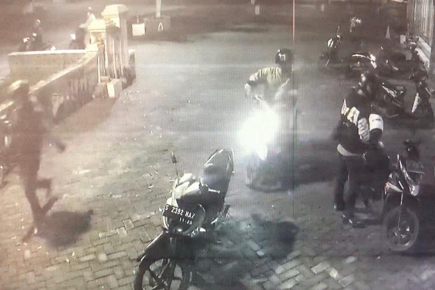Tiga Detik, Tiga Motor Jemaah Masjid Amblas Dicuri Komplotan Bersenjata Tajam