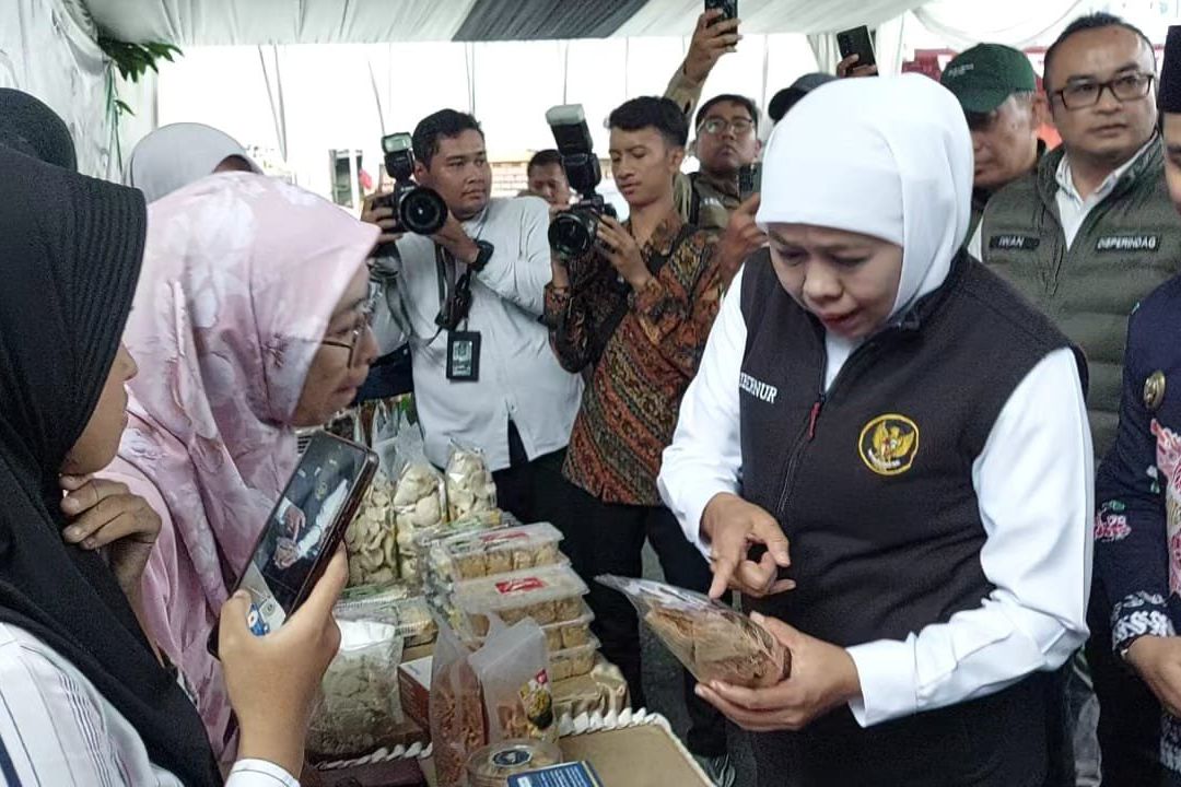 Gubernur Khofifah Tinjau Pasar Murah di Pacet, UMKM Turut Pasarkan Produk