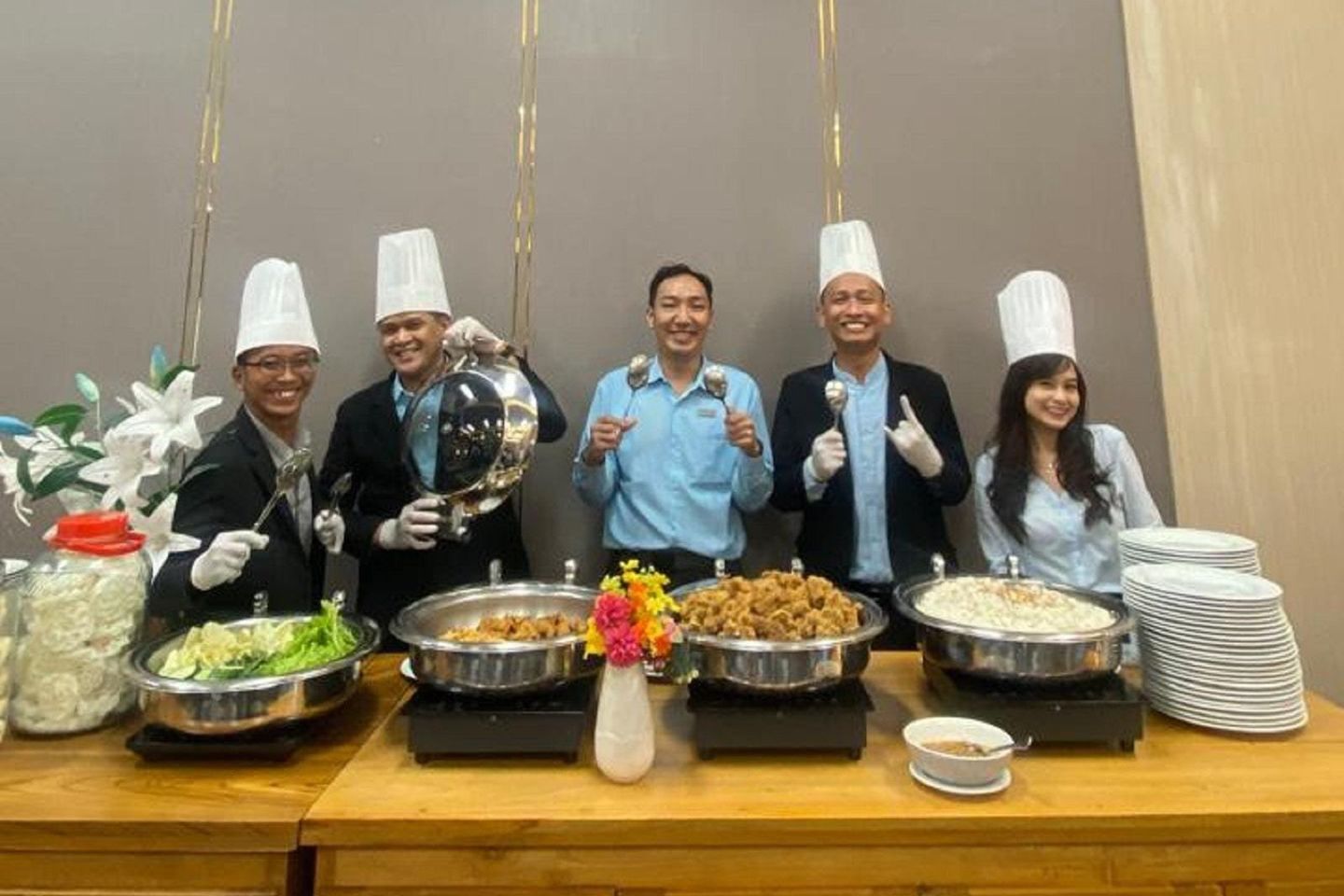 Bertema <em>Welcome Our Heroes</em>, Pimpinan Aston Mojokerto Layani Staf Makan Siang