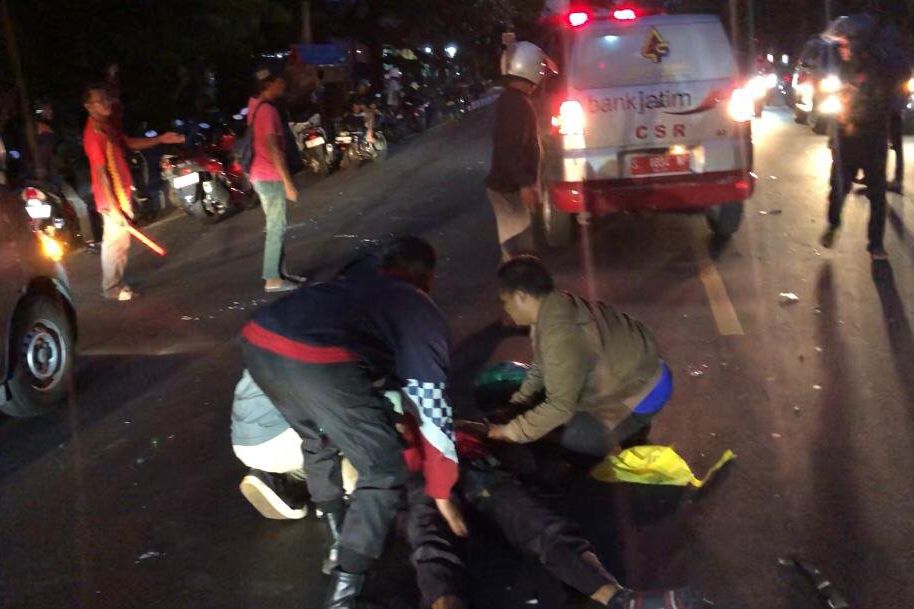 Belok Mendadak, Pemotor Ditabrak Truk di Jalan Gajah Mada Mojosari