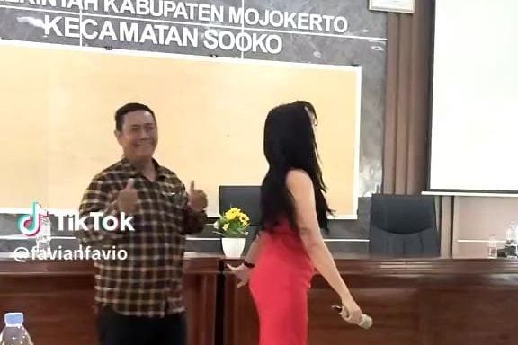 Viral Kades Joget dengan Biduan di Kantor Kecamatan Sooko Mojokerto