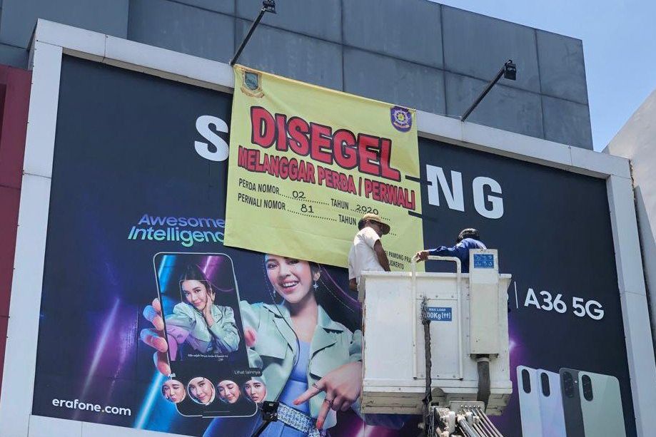Satpol PP Kota Mojokerto Segel Sejumlah Reklame Bodong