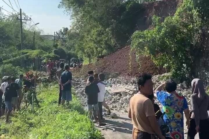 Mobil Berisi Nenek dan Cucu Masuk Jurang, Hindari Tembok Penahan Tanah di Pacet Runtuh