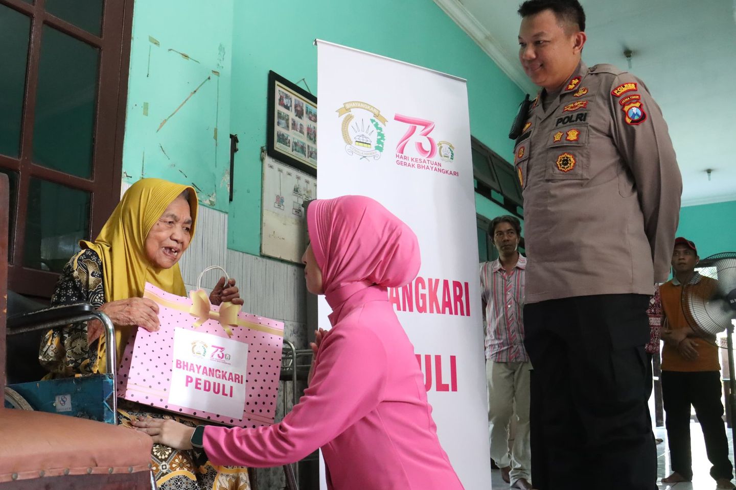 Peringati HKGB ke-73, Bhayangkari Mojokerto Kota Berbagi Kasih Bagi Lansia