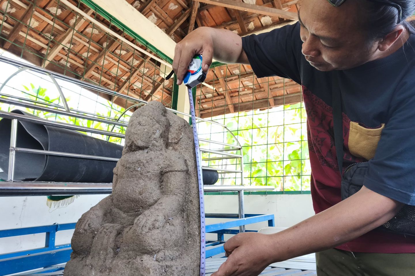 Penampakan Arca di Tengah Makam di Mojokerto, Diduga Peninggalan Majapahit