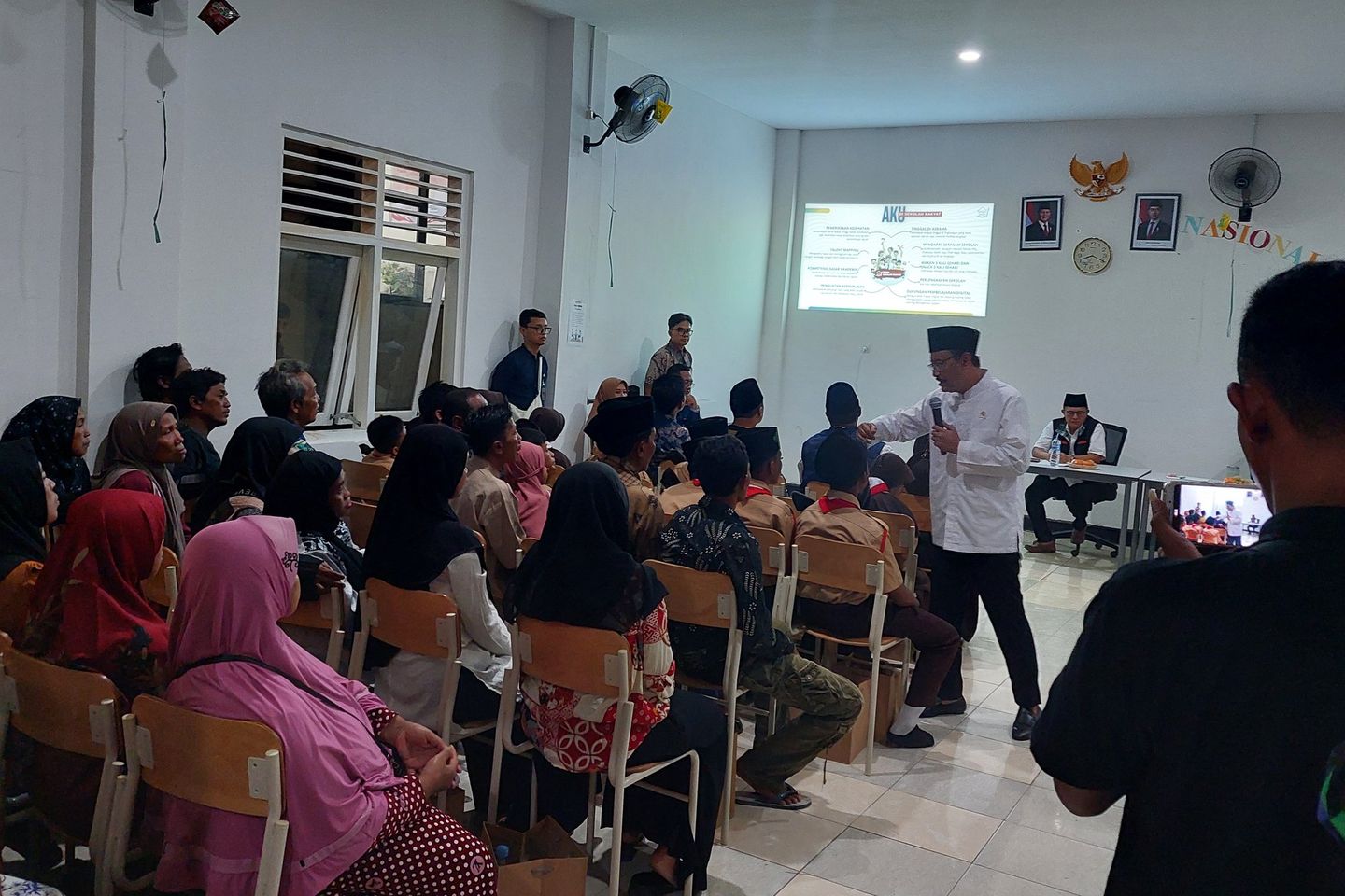 Kunjungi SRMP 15 Mojokerto, Gus Ipul Pastikan Semua Anak Bangsa Bersekolah