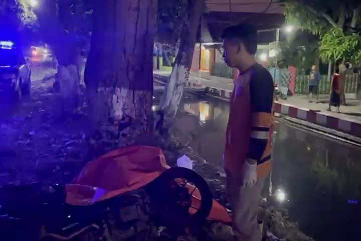 Mengantuk, Pikap Muat Jeruk Tabrak Pemotor hingga Tewas di Mojokerto