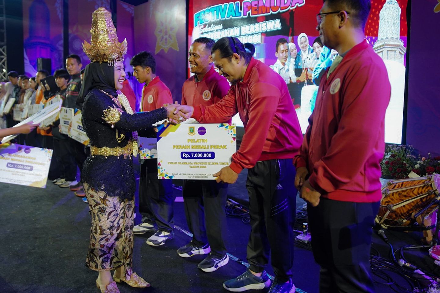 Mahasiswa dan Atlet Berprestasi Terima Hadiah di Festival Pemuda Mojokerto 2025