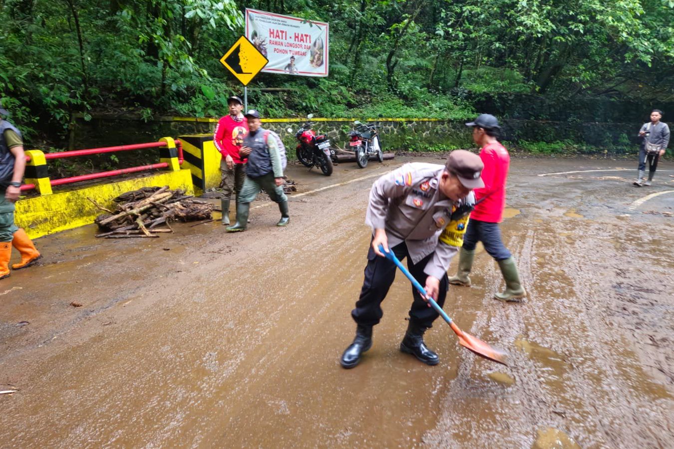 Akses Lalu lintas di jalur Pacet – Cangar Sempat Tertutup Material Longsor